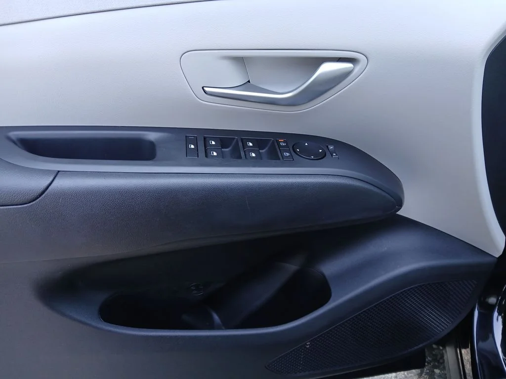 Used 2025 Black Hyundai SEL Convenience image 19