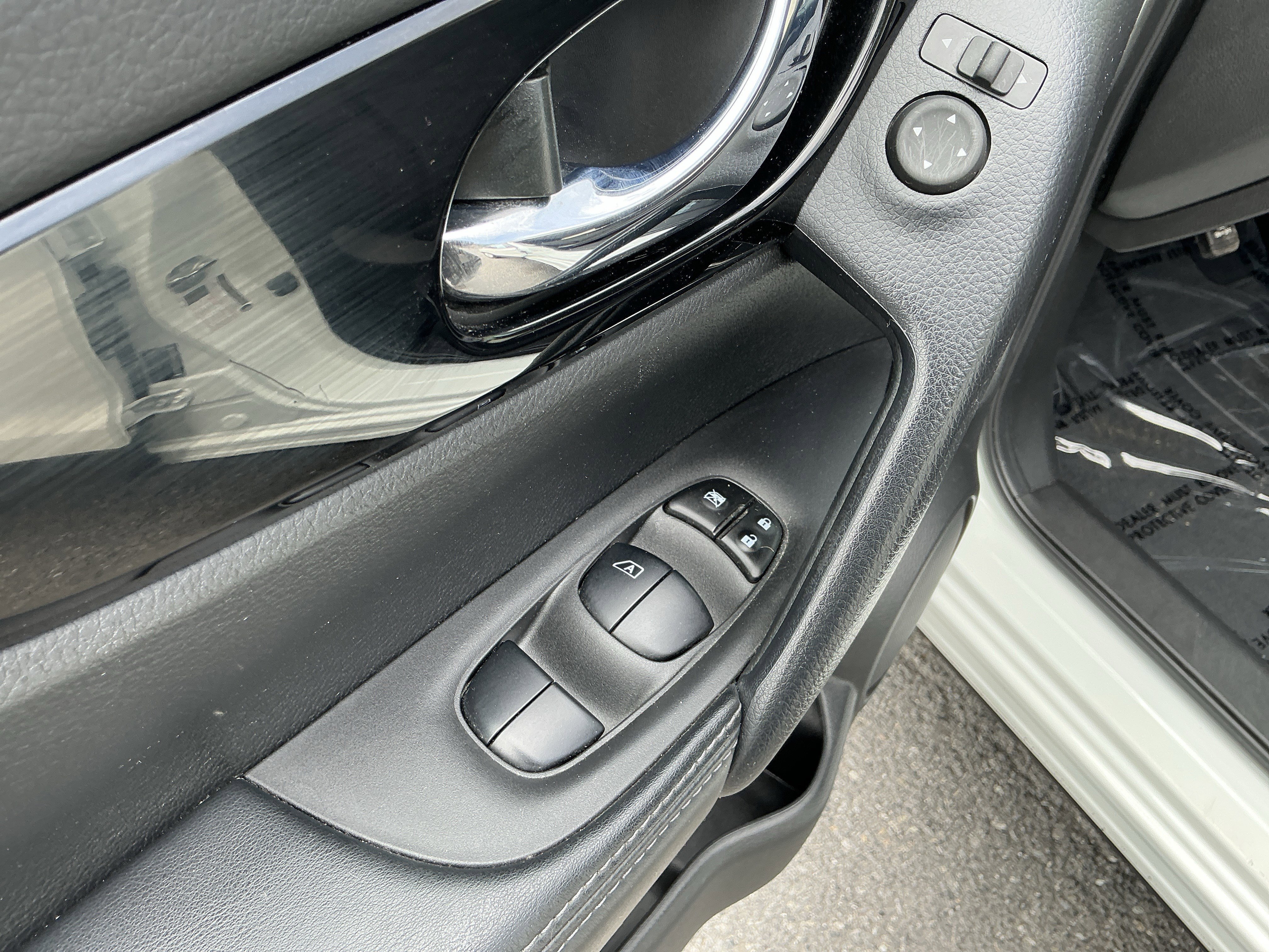 Used 2022 Pearl White Tricoat Nissan SV image 19