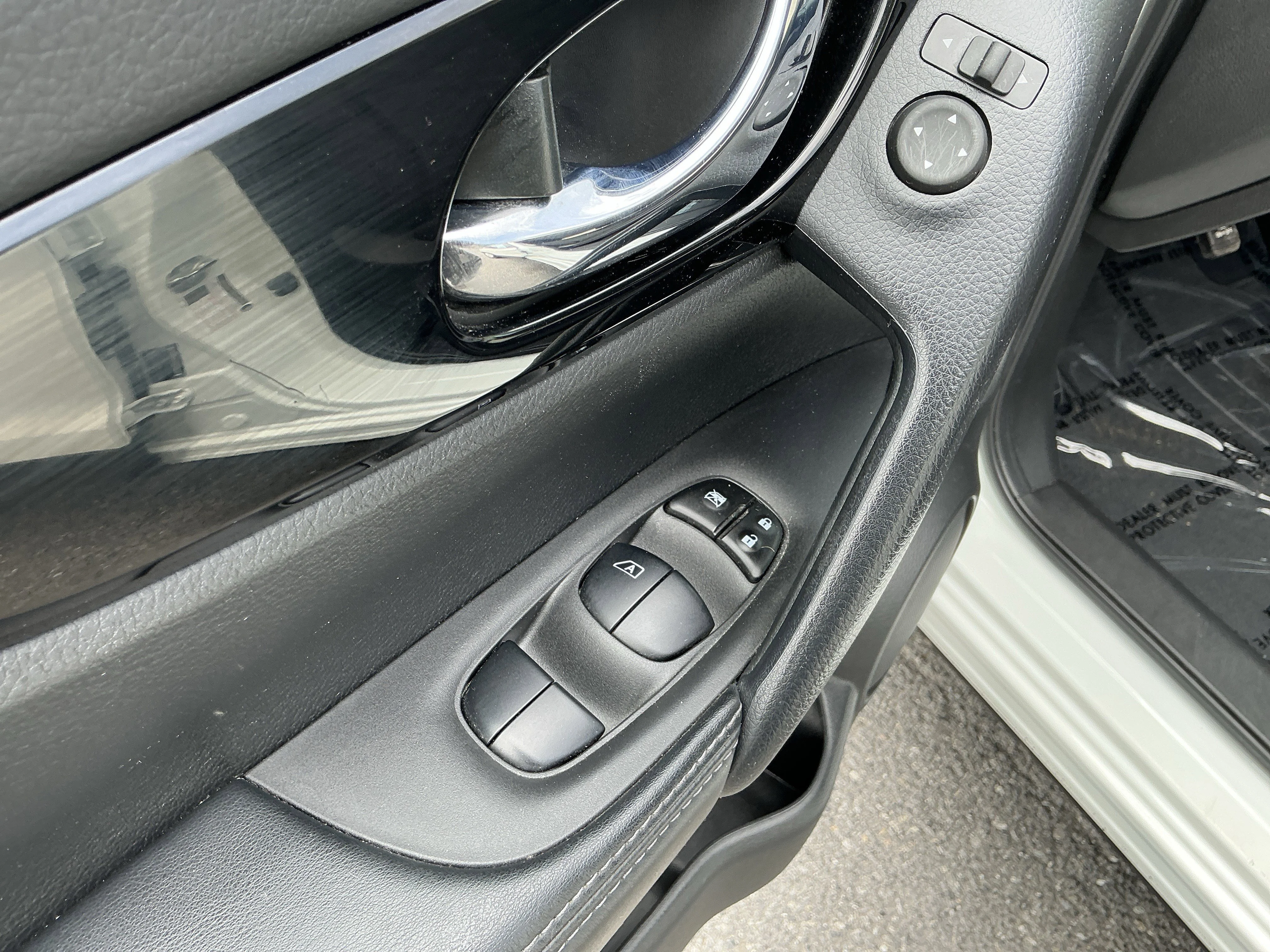 Used 2022 Pearl White Tricoat Nissan SV image 19