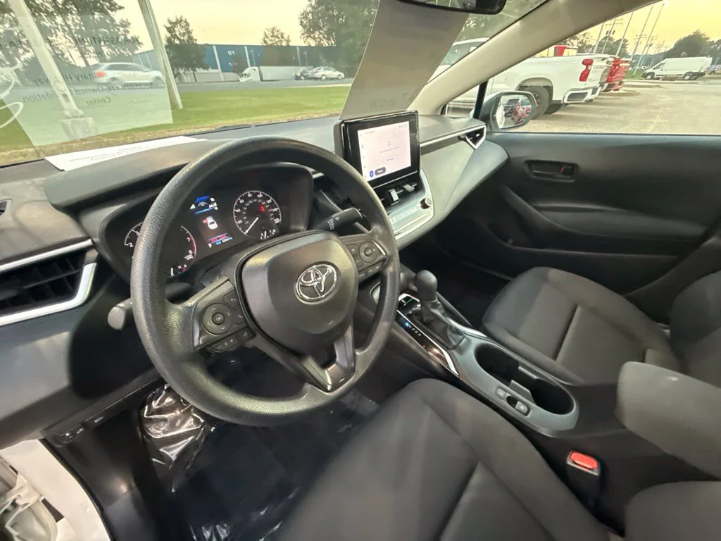 Used 2025 White Toyota LE image 14