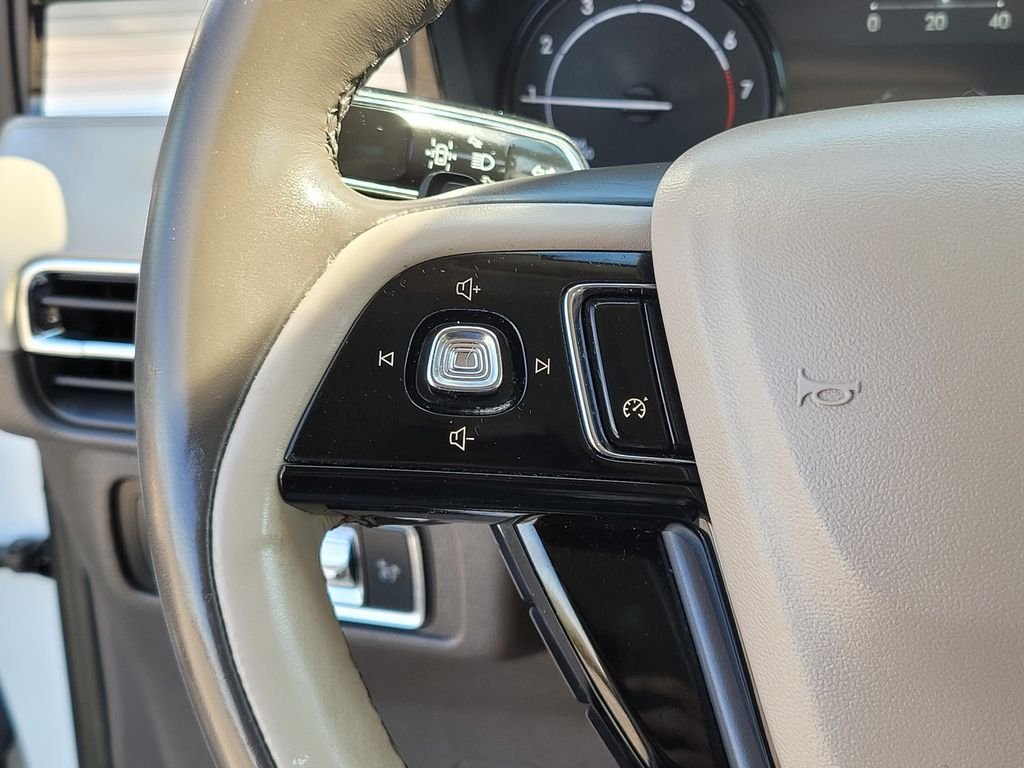 Used 2020 White Lincoln Standard image 25