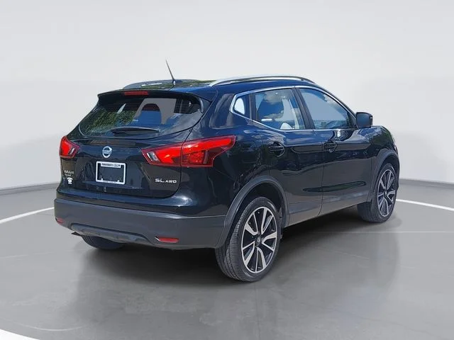 Used 2017 Black Nissan SL image 3