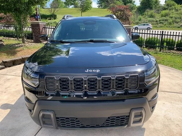 New 2026 Diamond Black Crystal Pearlcoat Jeep Laredo image 10