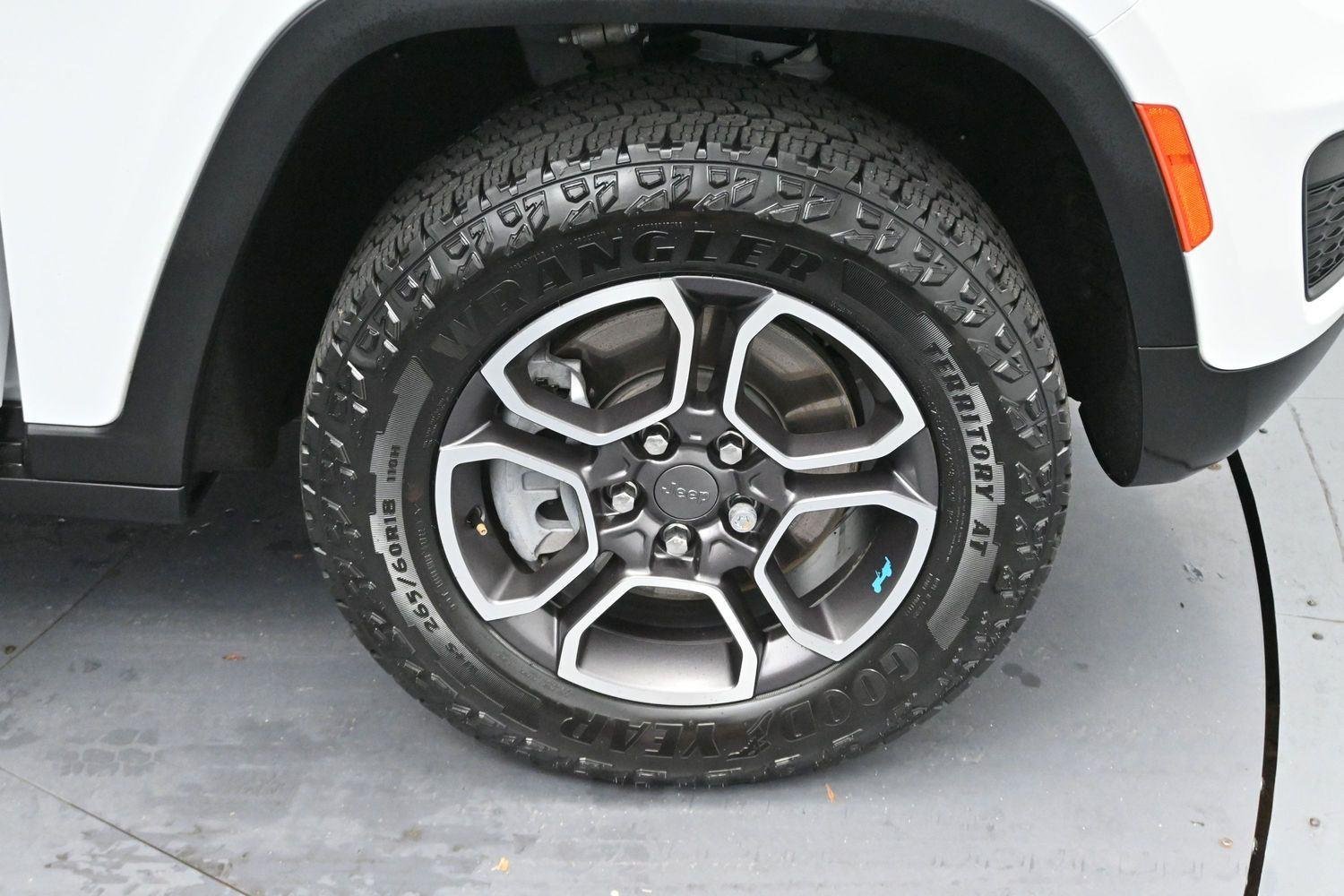 Used 2022 Bright White Clearcoat Jeep Trailhawk image 37