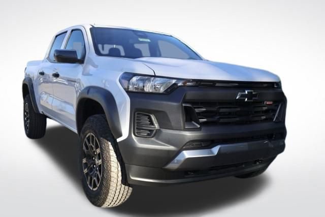2025 Chevrolet Colorado Trail Boss photo 2