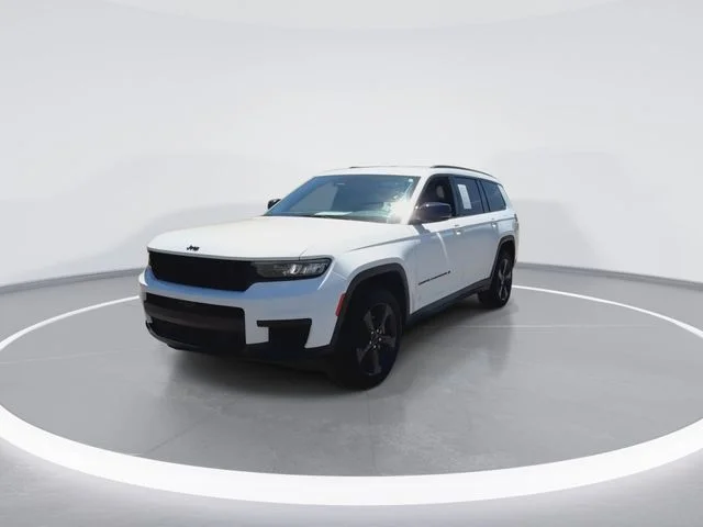 Used 2023 White Jeep Altitude image 4
