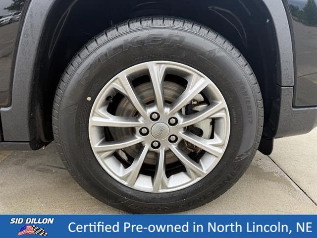 Used 2022 Diamond Black Crystal Pearlcoat Jeep Latitude Lux image 9