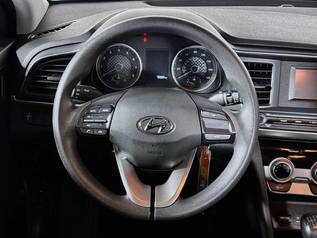Used 2019 Silver Hyundai SE image 13