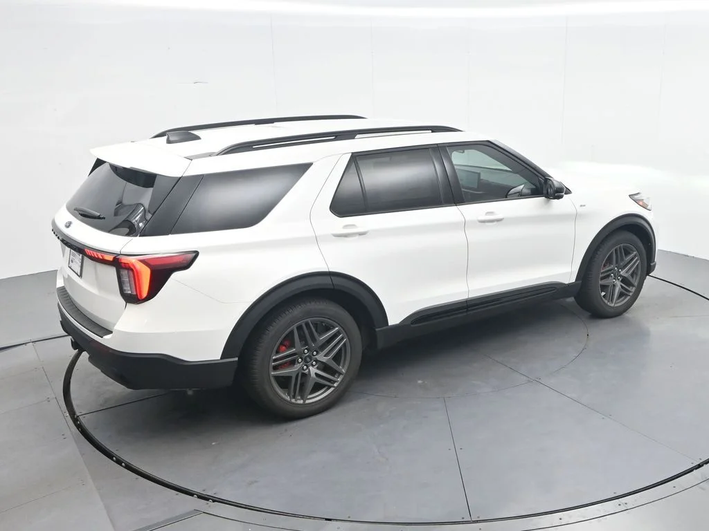 New 2026 Star White Metallic Tri-Coat Ford ST-Line image 28