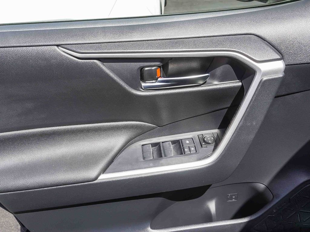 Used 2023  Toyota XLE Premium image 18