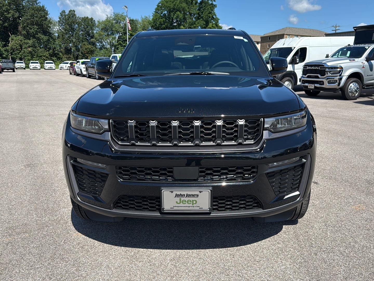 New 2026 Diamond Black Crystal Pearl-Coat Exterior Paint Jeep Limited image 16