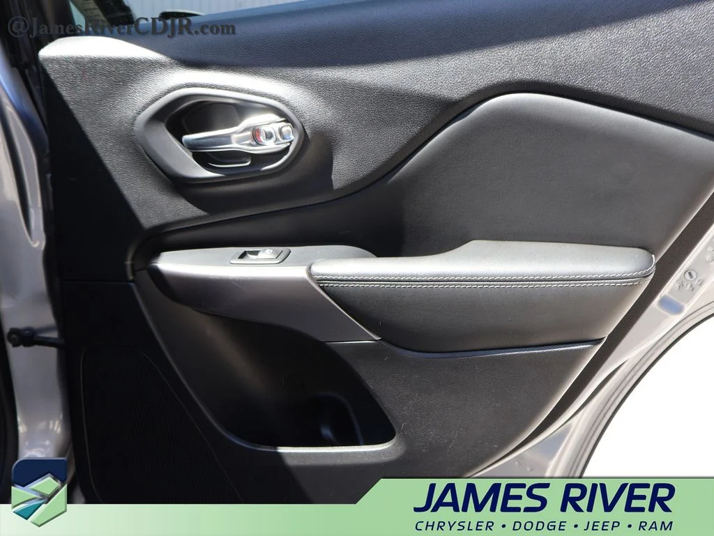 Used 2021 Silver Jeep Latitude Lux image 11