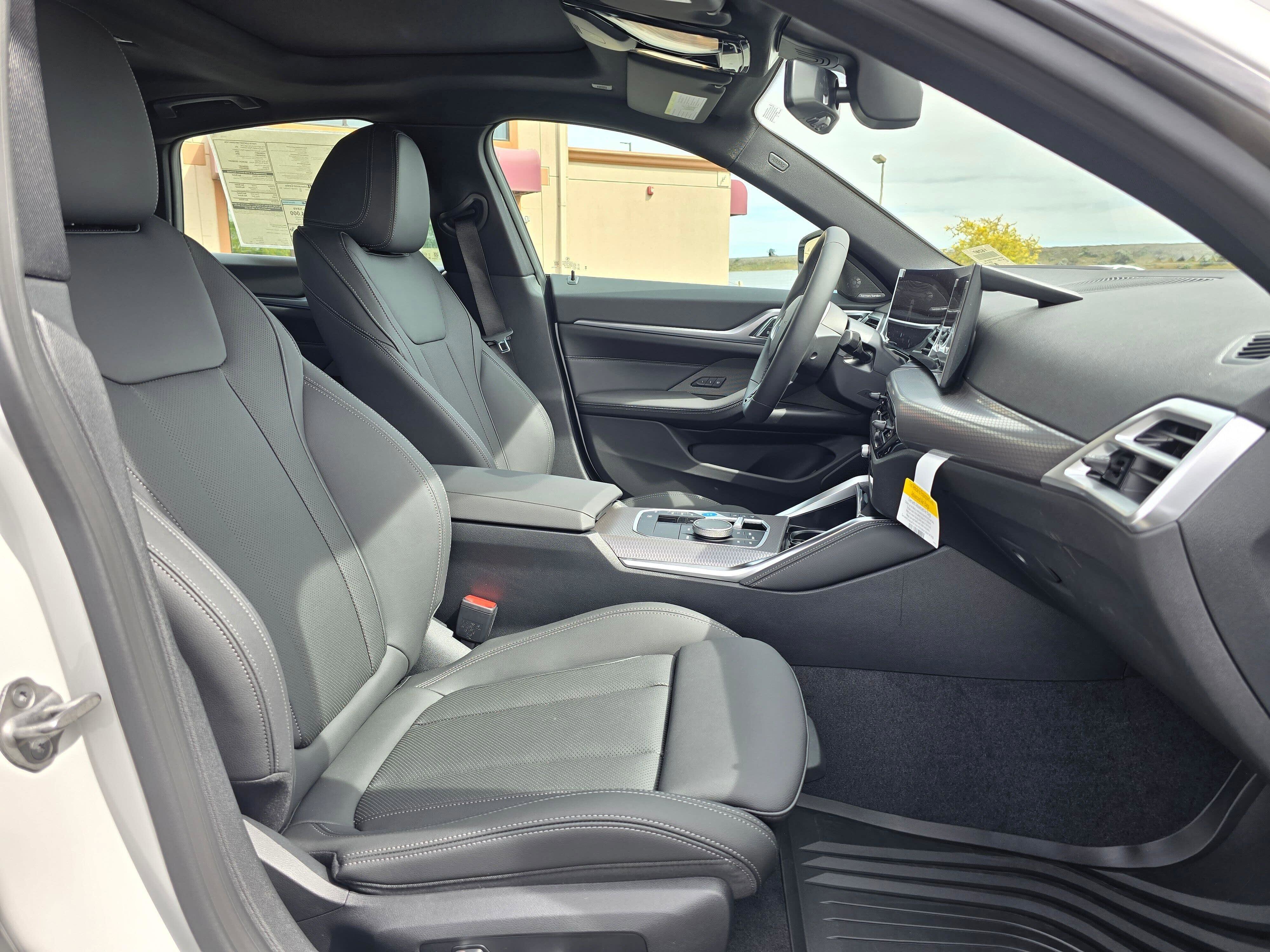 New 2026 Mineral White Metallic BMW xDrive40 image 15
