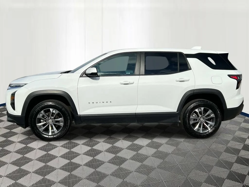 Used 2025 Summit White Chevrolet LT image 2