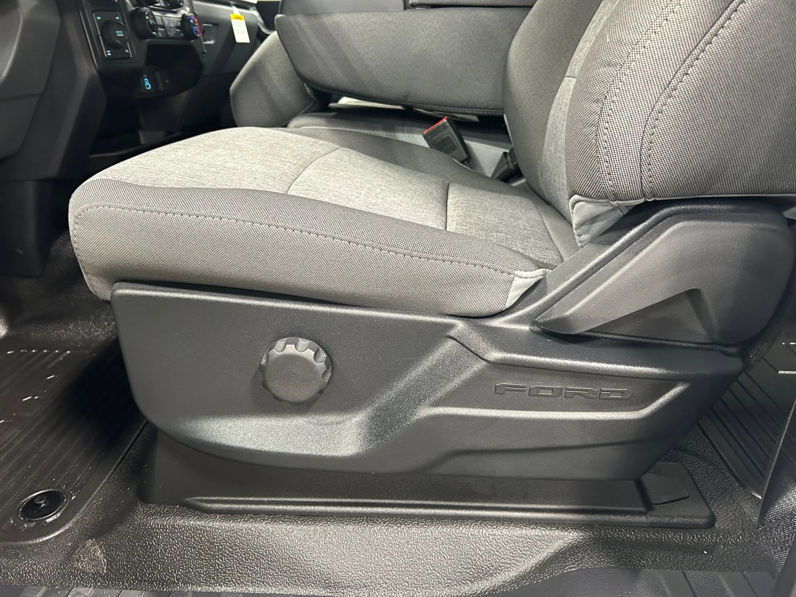 New 2026 Oxford White Ford XL image 14