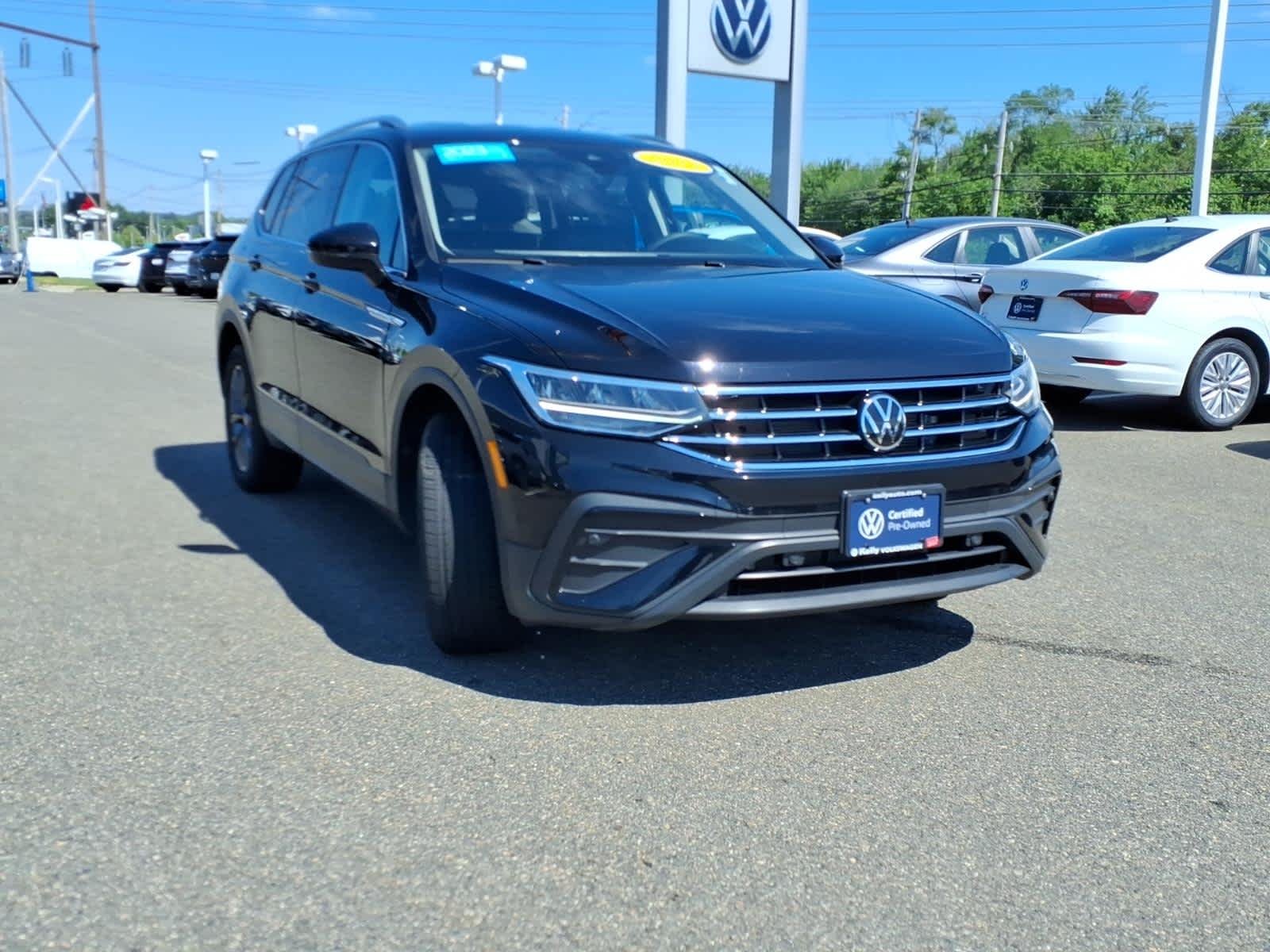 Certified Used 2023 DEEP BLACK PEARL EFFECT Volkswagen SE image 3