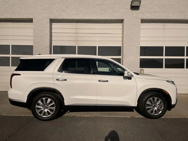 Used 2025 White Hyundai SEL image 1