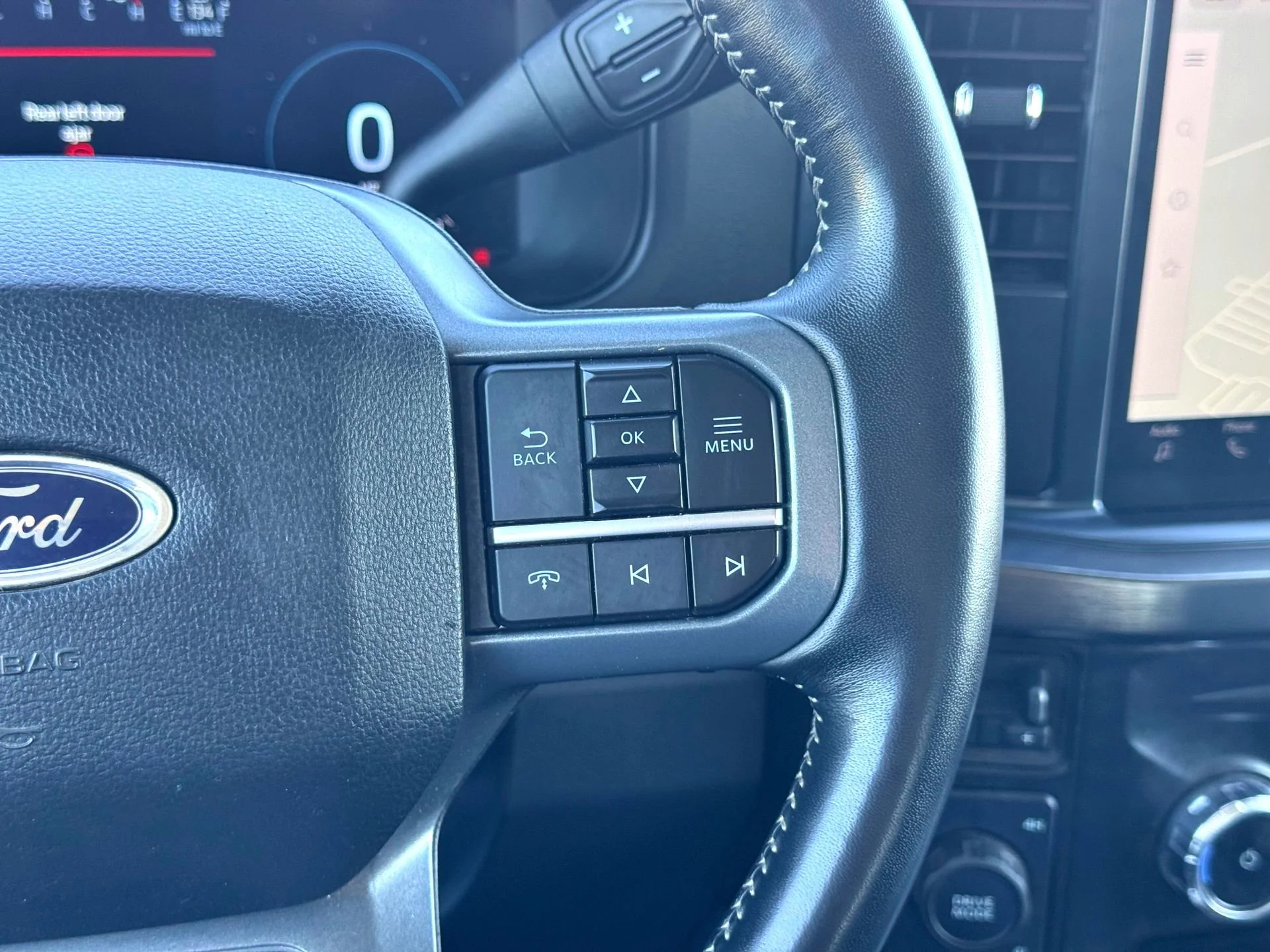 Used 2024  Ford Lariat image 25