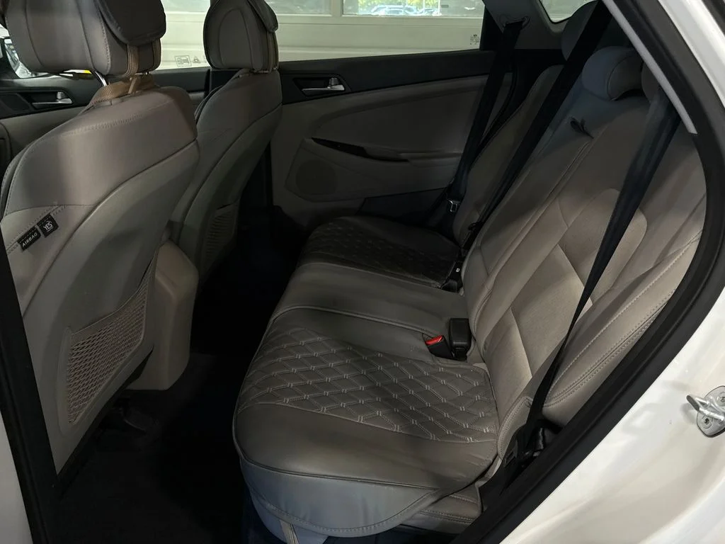 Used 2018 White Hyundai SE image 9