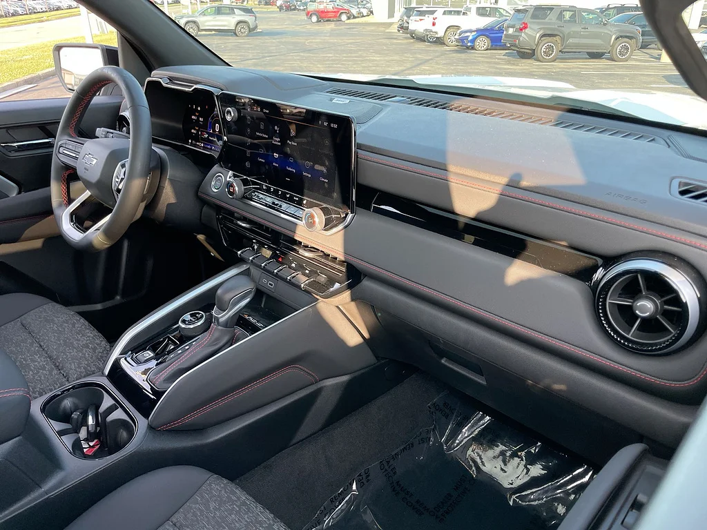 Used 2024 Summit White Chevrolet Z71 image 29