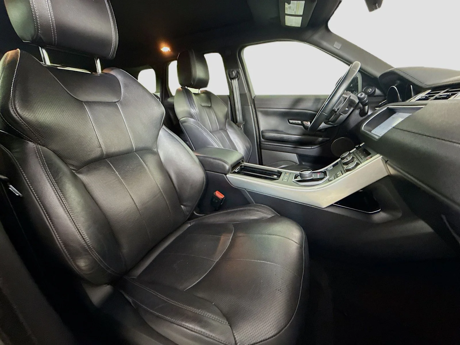 Used 2017  Land Rover SE image 25