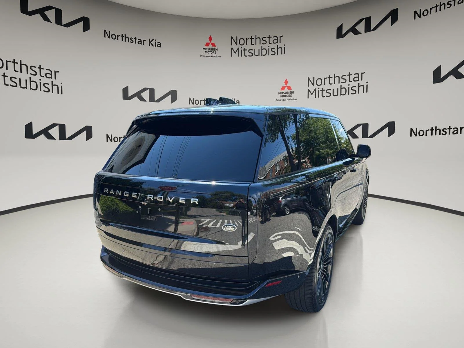 Used 2023 Santorini Black Metallic Land Rover SE image 5
