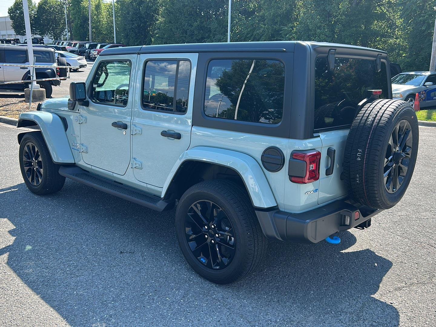 Used 2023 Earl Clearcoat Jeep Sahara image 3