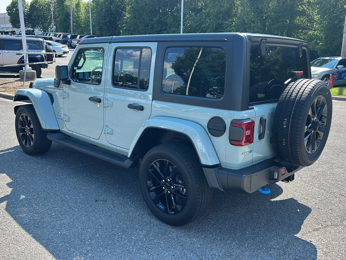 Used 2023 Earl Clearcoat Jeep Sahara image 3