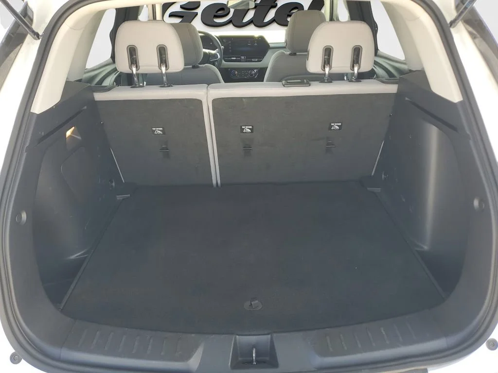 Used 2024 Iridescent Pearl Tricoat Chevrolet LT image 9