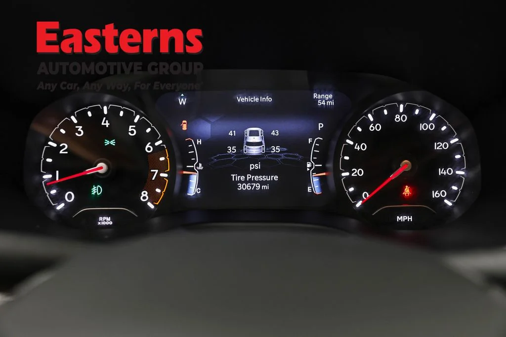 Used 2022 White Jeep Latitude image 18
