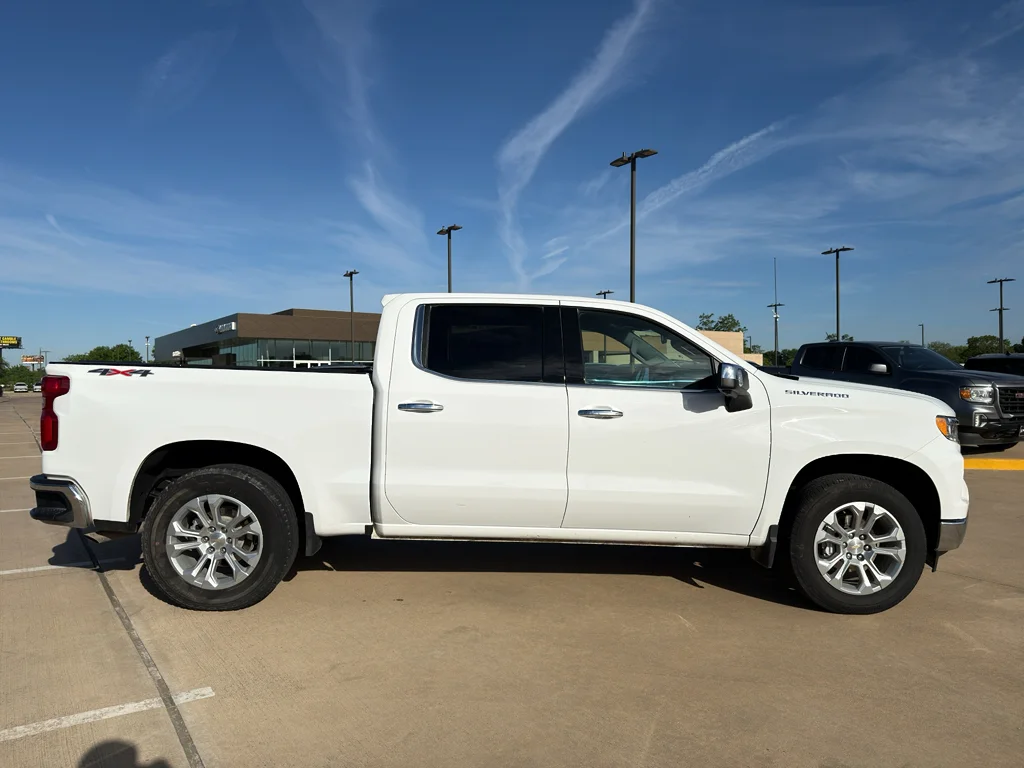 Used 2025 Summit White Chevrolet LTZ image 5