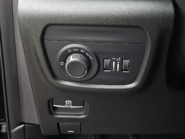 Used 2025 Black Jeep Laredo image 25