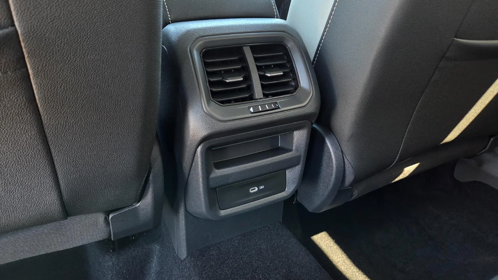 2025 Volkswagen Taos SE - Photo 46