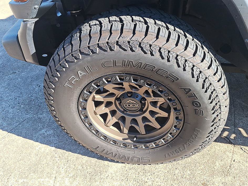 Used 2025 Anvil Clearcoat Jeep Sport S image 8
