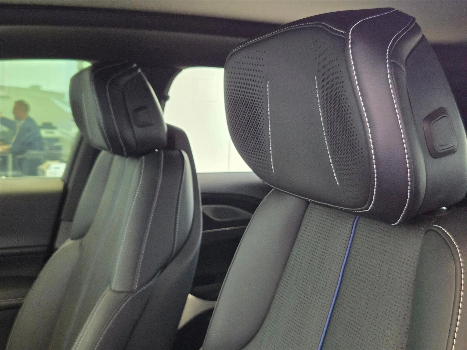 Used 2024  cadillac Sport image 12