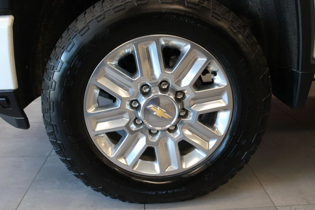 Certified Used 2024 Iridescent Pearl Tricoat Chevrolet High Country image 9
