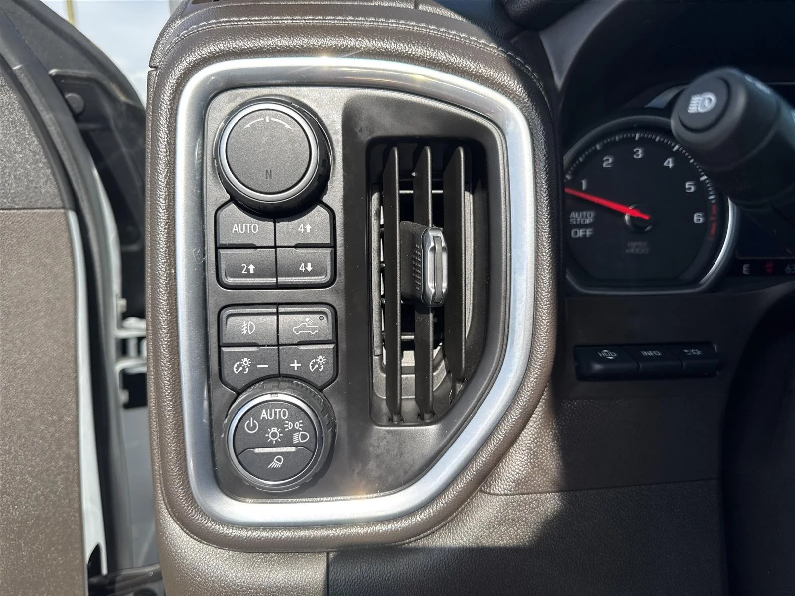 Used 2019 IRIDESCENT PEARL TRICOAT Chevrolet LTZ image 20