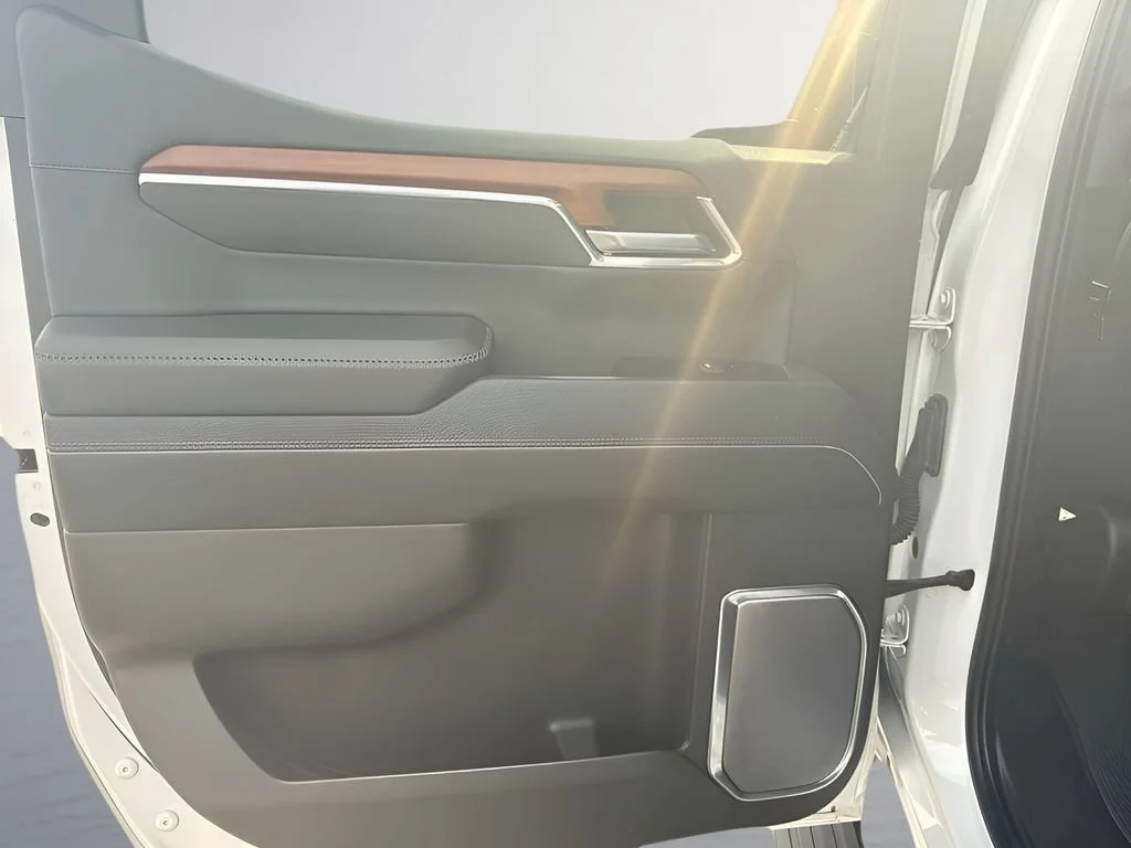 Used 2022 WHITE FROST TRICOAT GMC Denali image 36