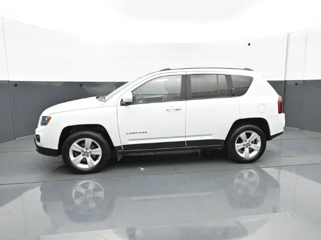 Used 2016 Bright White Clearcoat Jeep Latitude image 3