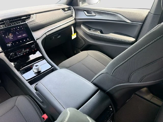 New 2026 Bright White Clear-Coat Exterior Paint Jeep Laredo image 22