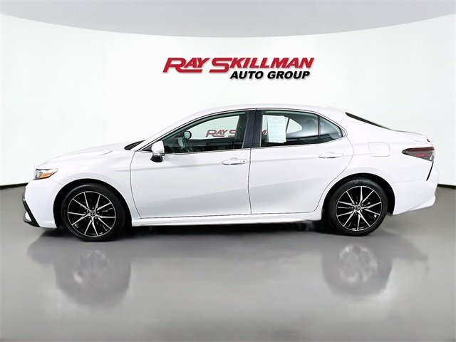 2023 Toyota Camry SE photo 3