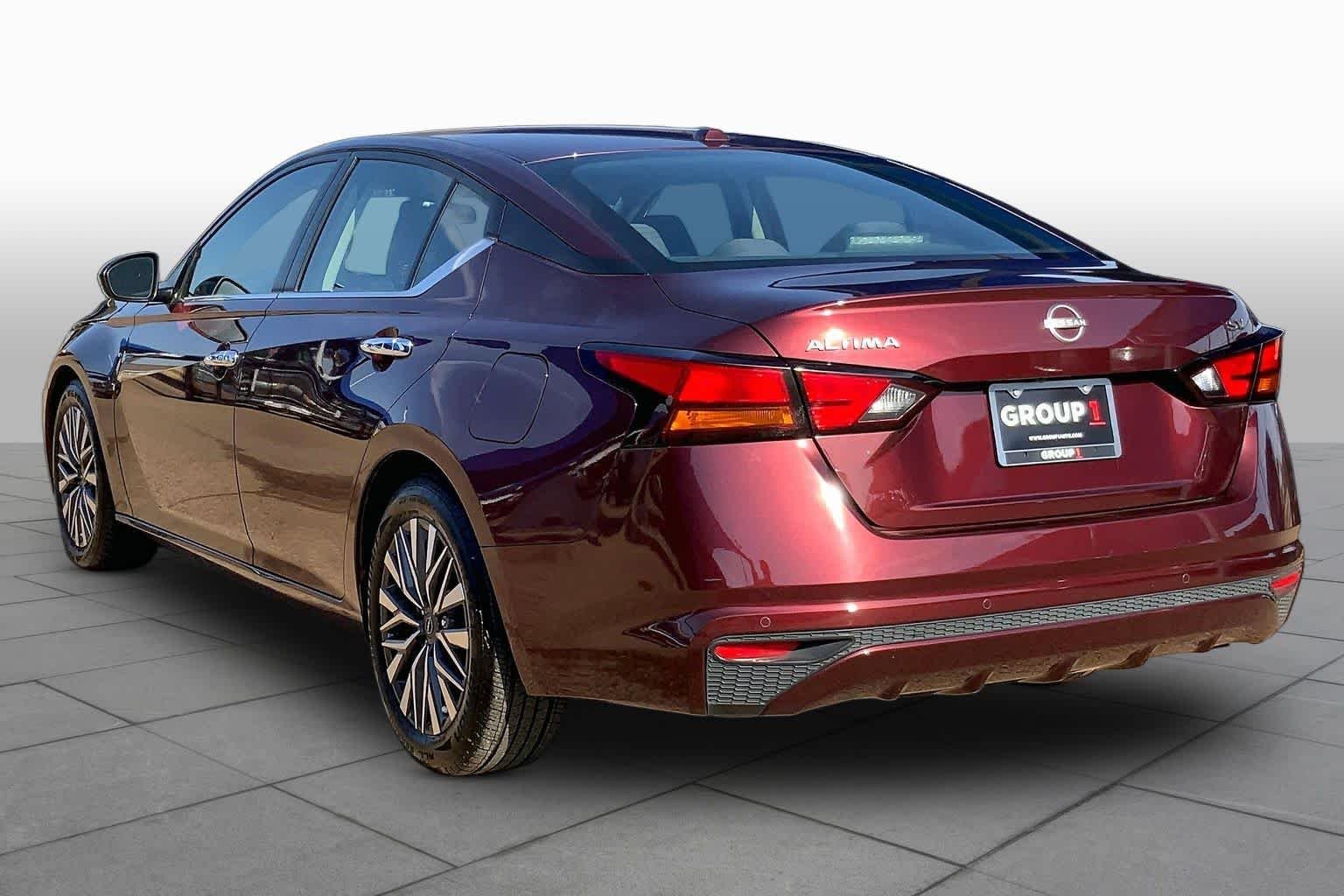 Used 2023 Garnet Pearl Metallic Nissan 2.5 SV image 12