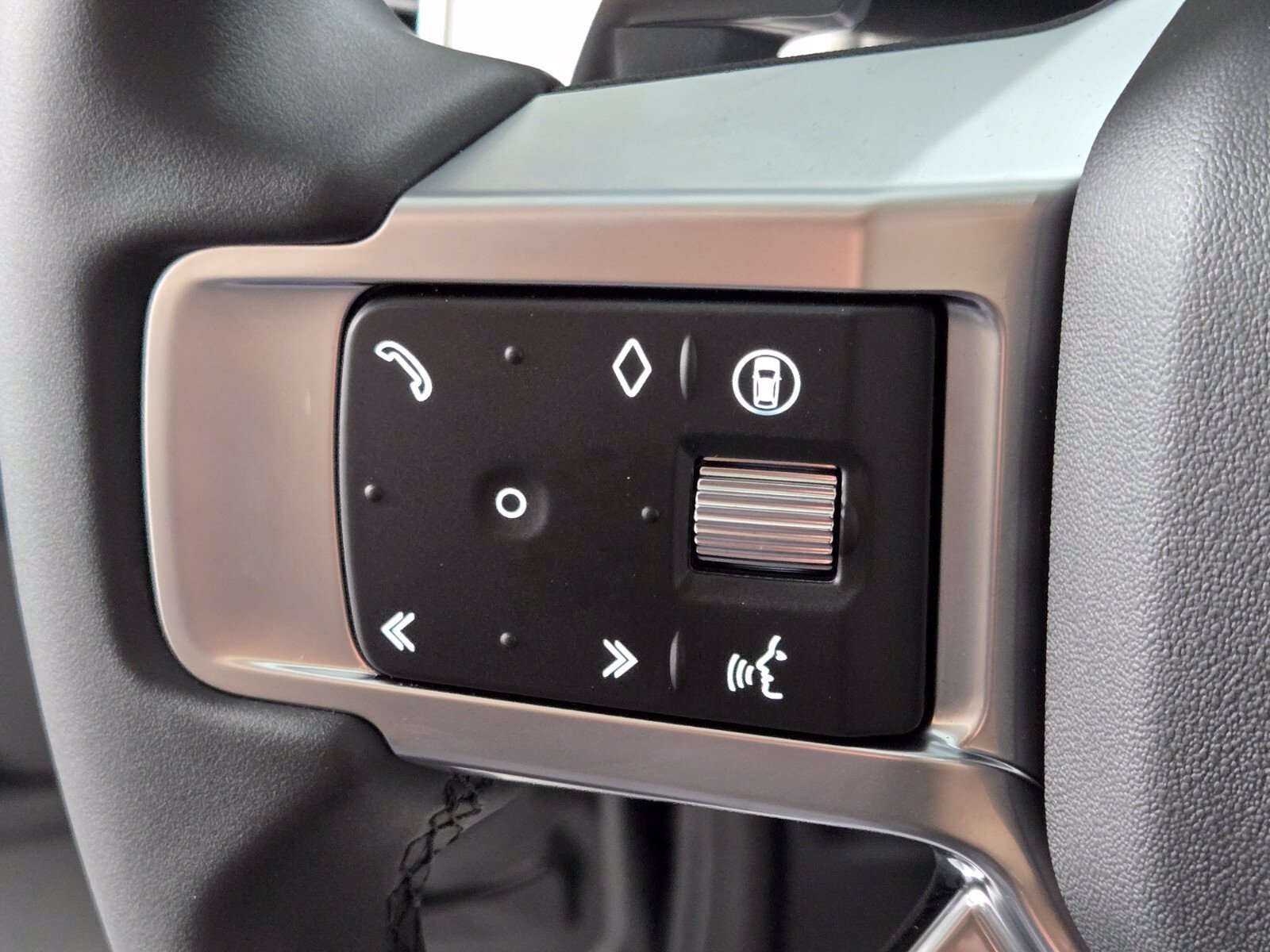 New 2026 Santorini Black Land Rover Dynamic SE image 24