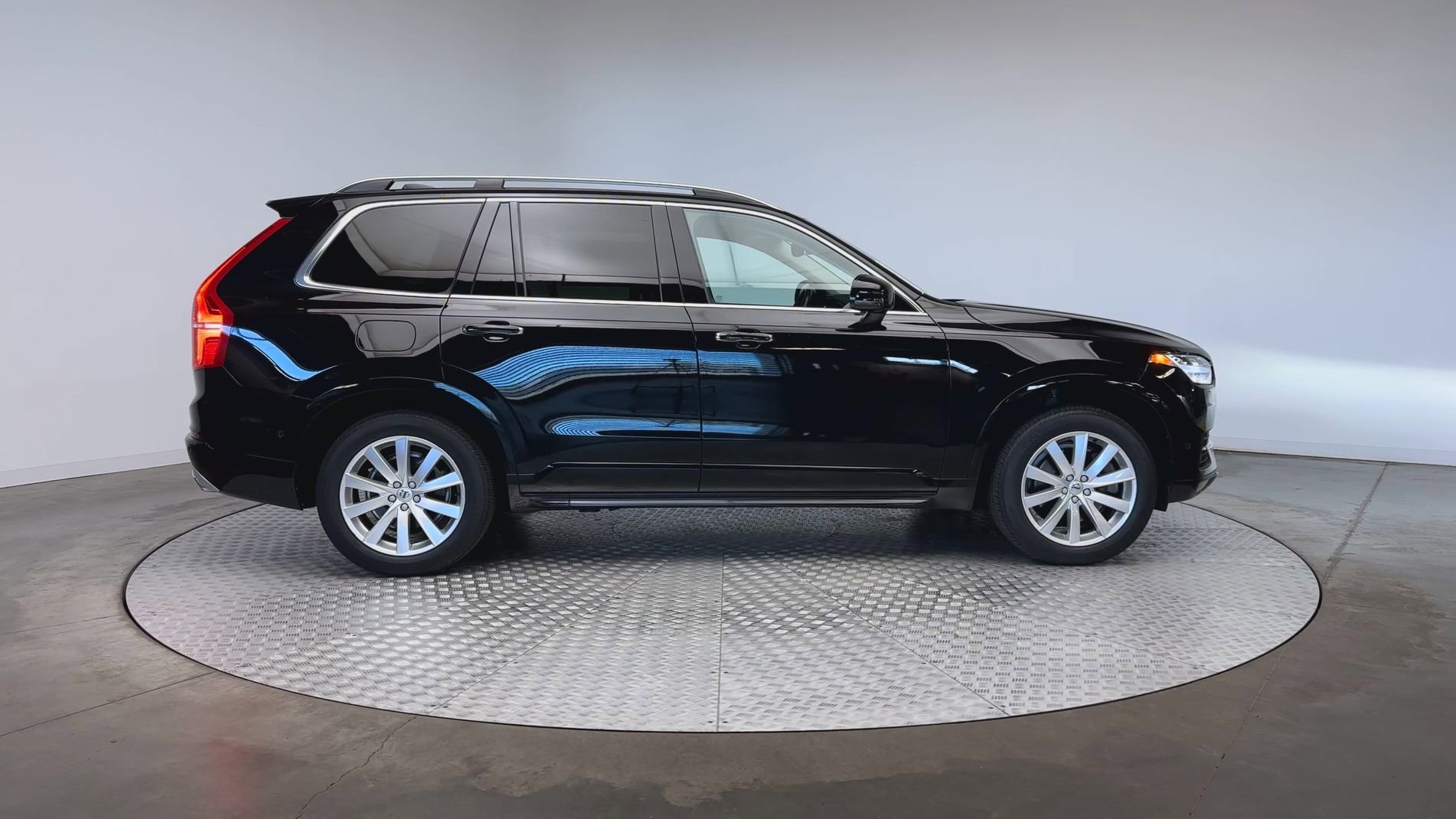 Used 2018 Onyx Black Metallic Volvo Momentum image 9