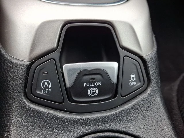 Used 2018 Silver Jeep Latitude image 27