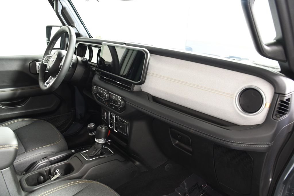 Used 2025 Anvil Clearcoat Jeep Sahara 4xe image 19