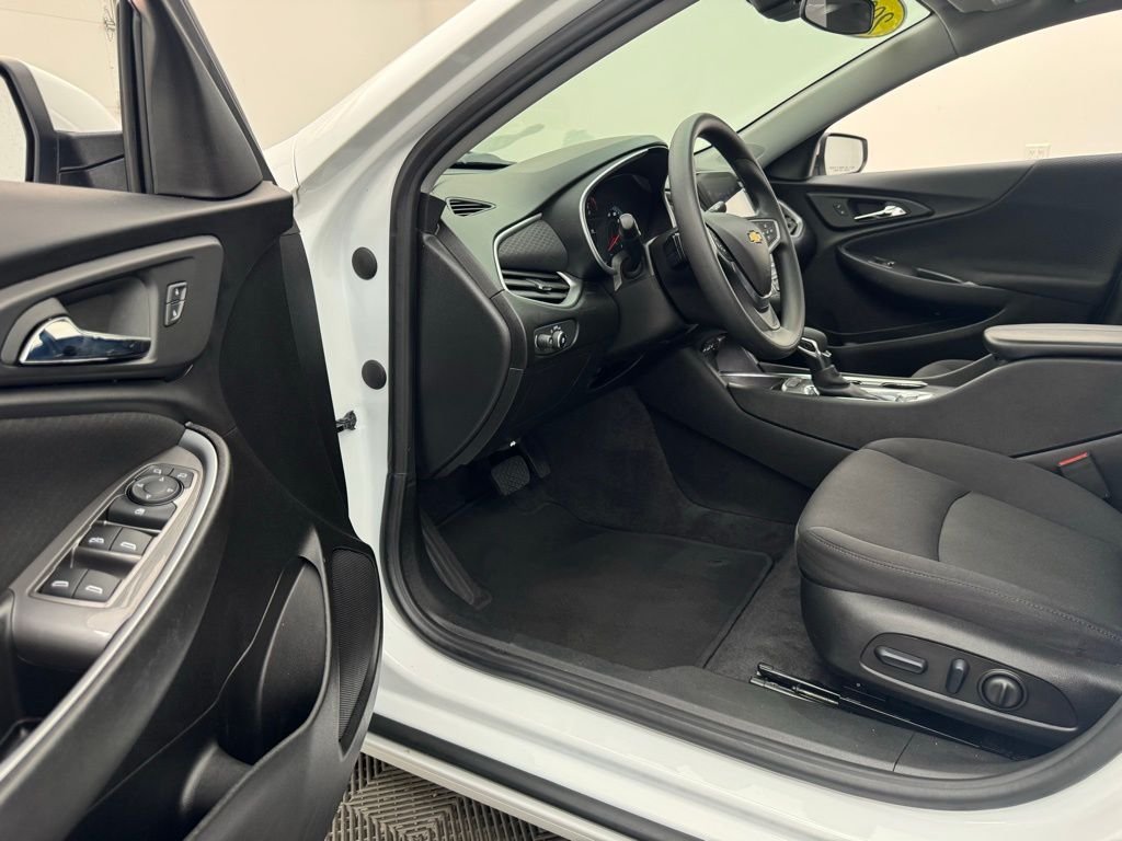 Used 2024 Summit White Chevrolet LT image 15
