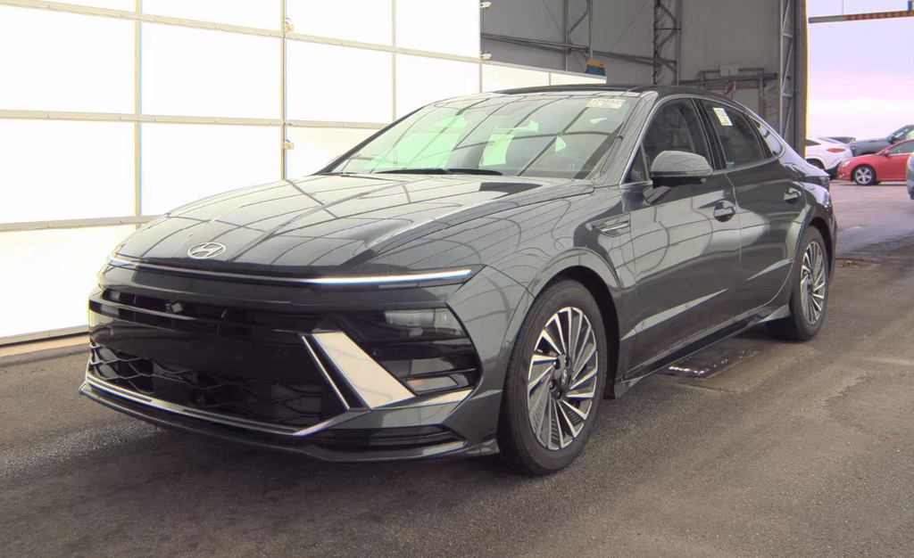 Used 2025 Gray Hyundai Limited image 1