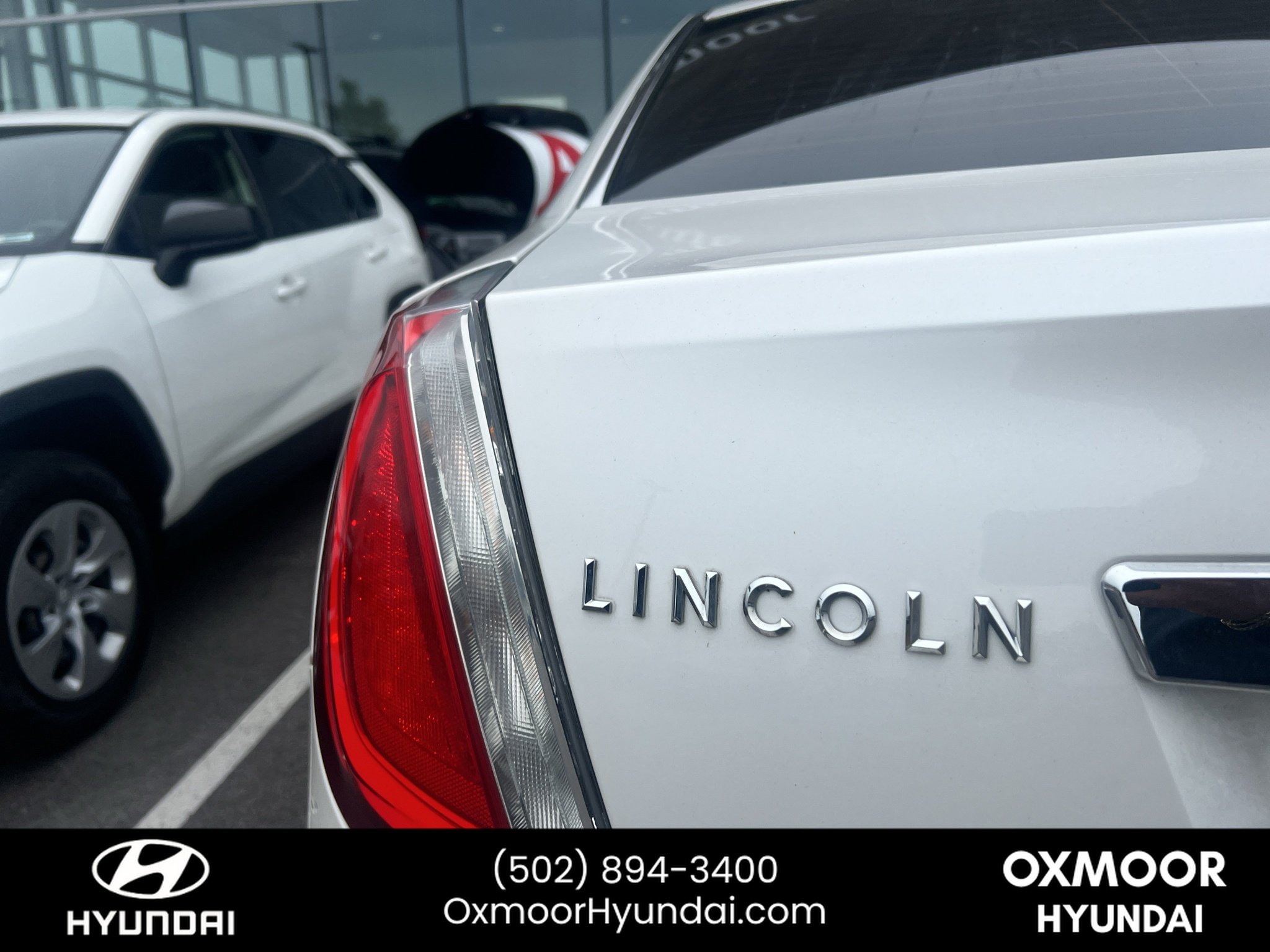 Used 2011 White Platinum Metallic Tri-Coat Lincoln Base image 15