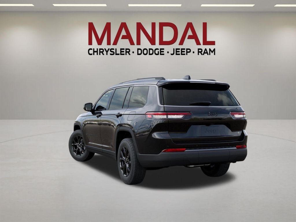 New 2026 Diamond Black Crystal Pearl-Coat Exterior Paint Jeep Laredo image 3